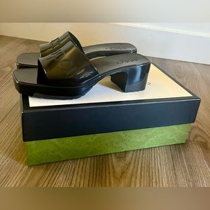 GUCCI WOMENS RUBBER SLIDE SANDALS